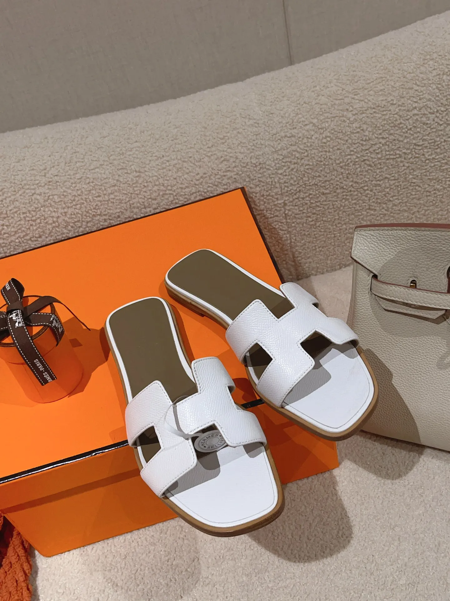 👟👟Ex-factory price 440👟👟 Hermes Hermes H slippers Oasis sandals series——————————Fashionable and versatile Super comfortable Every detail is made to the extreme Original swift calfskin Original 1:1 exclusive private mold upper/original leather outsole ▪️Packaging: Each pair of shoes comes with packaging ▪️SIZE: 35~42 (.40.41.42 customization is non-refundable and non-exchangeable)